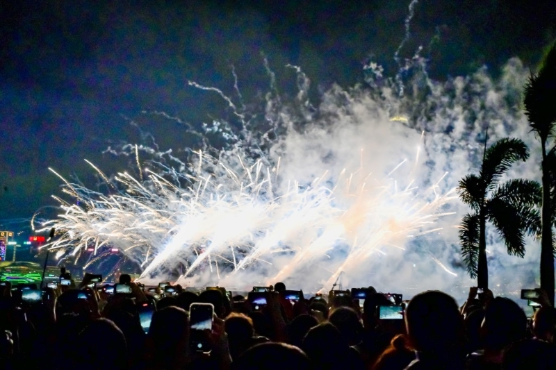 「冬日维港水上烟火」在西九上演，照亮维港上空。