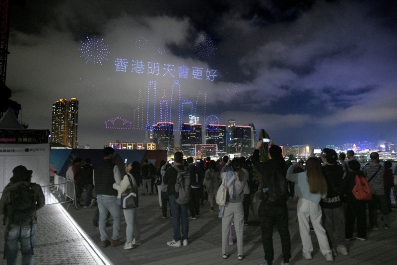 「香港明天会更好」字样。