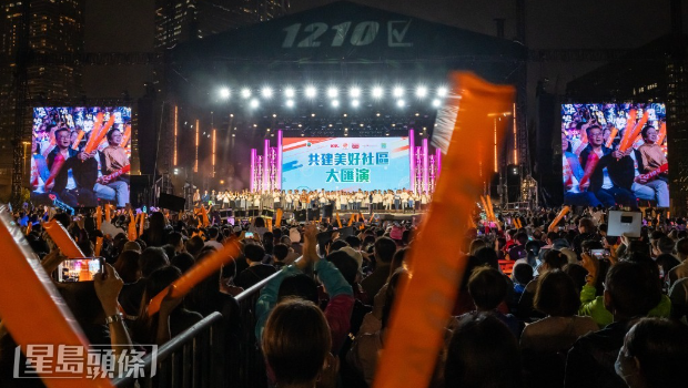 政务司司长陈国基、财政司司长陈茂波、律政司司长林定国等特区官员都在台下撑场。 政务司司长陈国基、财政司司长陈茂波、律政司司长林定国等特区官员都在台下撑场。