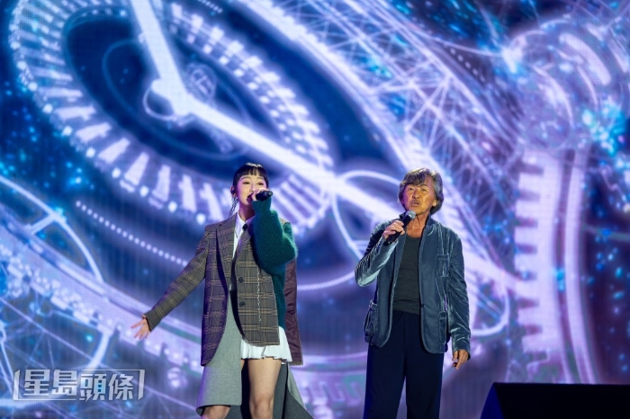 歌手林子祥(右)与炎明熹合唱。 歌手林子祥(右)与炎明熹合唱。