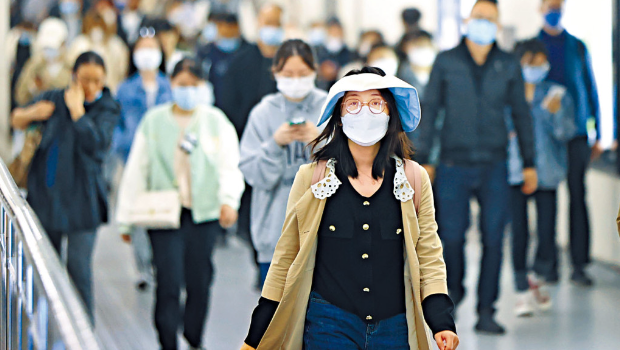 民众佩戴口罩在北京地铁站出行。