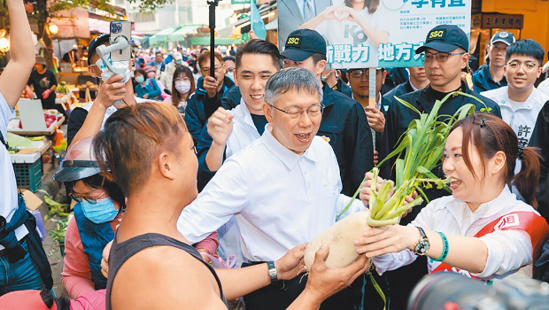 柯文哲（中）与“立委”参选人李有宜（右）9日前往芦洲水流公市场扫街拜票