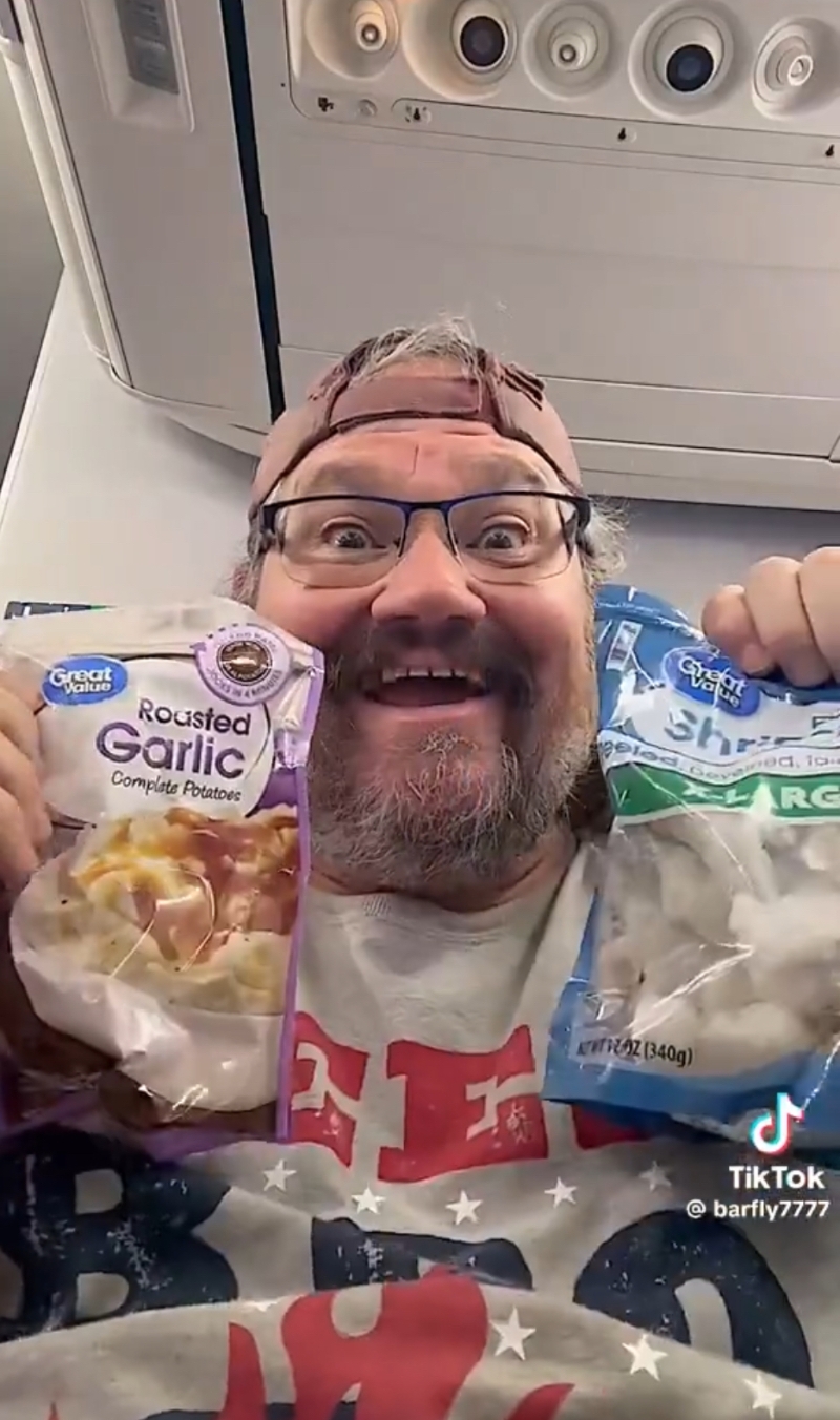 「厕所厨神」barfly在飞机上取出快餐薯蓉和冷冻虾。TikTok