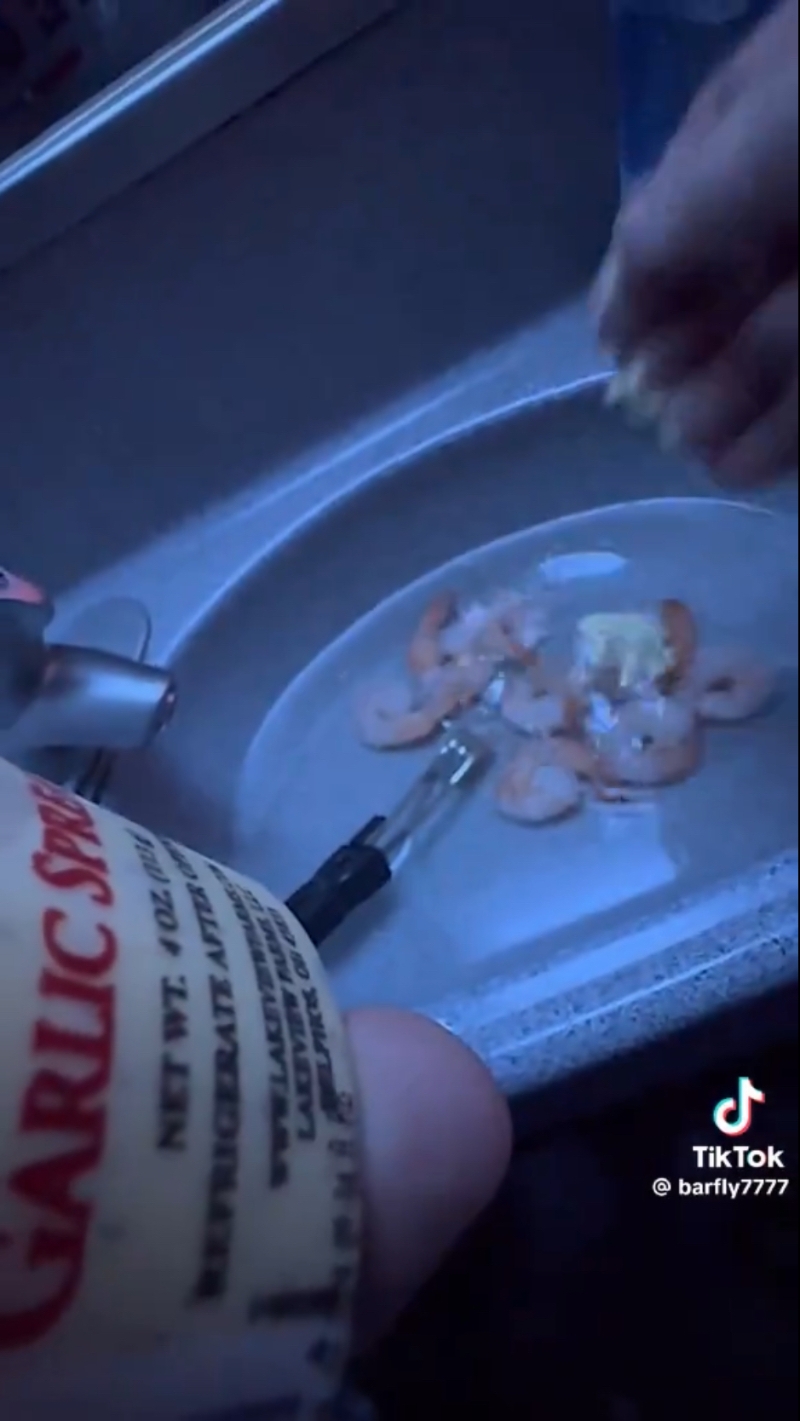 水滚后放虾，徒手舀蒜茸牛油加进去。TikTok