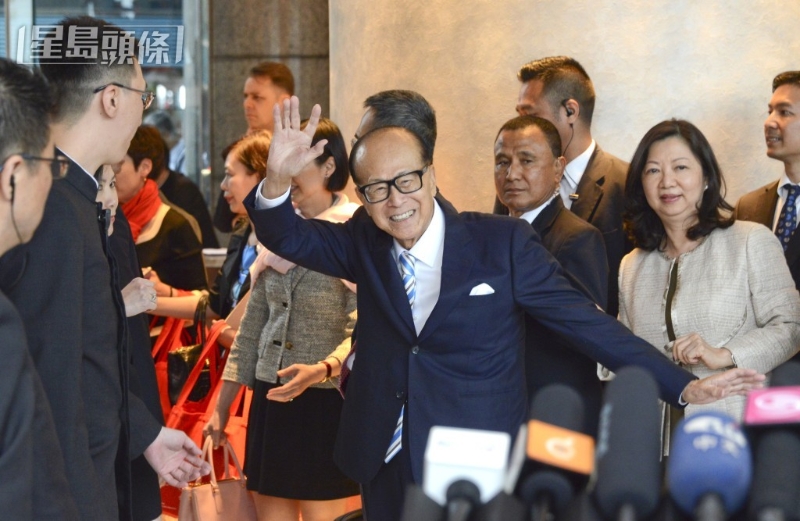 李嘉诚2013年开始投资Zoom,最初持股价值仅8.5亿美元,随着全球逐渐放宽防疫措施,Zoom股价从高位累插87%,李嘉诚年初亦减持Zoom套现2.75亿美元。 李嘉诚2013年开始投资Zoom,最初持股价值仅8.5亿美元,随着全球逐渐放宽防疫措施,Zoom股价从高位累插87%,李嘉诚年初亦减持Zoom套现2.75亿美元。