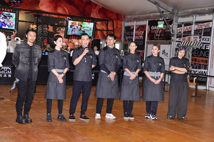 谢霆锋昨日（9日）下午率领15位名厨一起会见传媒。