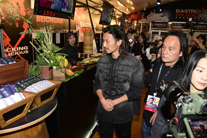 谢霆锋表示没有见到早前在港表演的王菲女儿窦靖童。