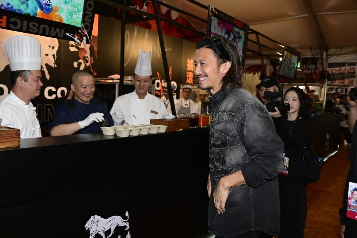 谢霆锋更表明，王菲亦不在香港。