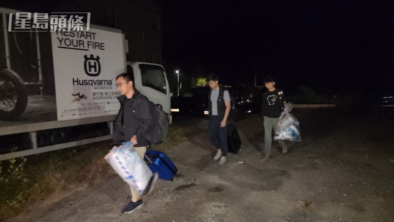 警方带走屋内被铺等证物。 警方带走屋内被铺等证物。