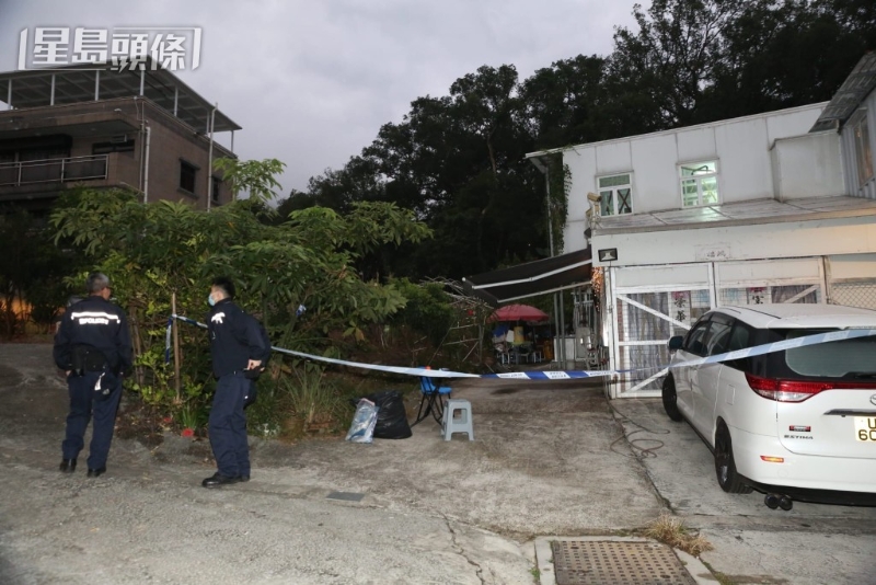 直至10日清晨,仍有警员在凶案现场把守。 直至10日清晨,仍有警员在凶案现场把守。