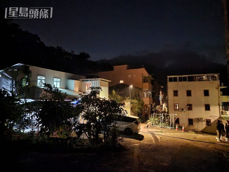 死者在村内拥有两个物业,亮着灯的两层铁皮作自住用途,旁边三层高村屋则作出租用途。 死者在村内拥有两个物业,亮着灯的两层铁皮作自住用途,旁边三层高村屋则作出租用途。