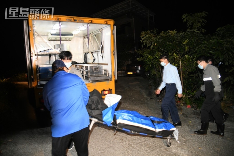 仵工移走遗体。 仵工移走遗体。