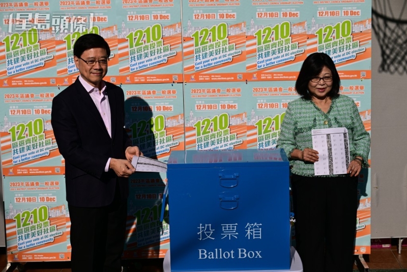 李家超与太太到高主教书院票站投票。 李家超与太太到高主教书院票站投票。