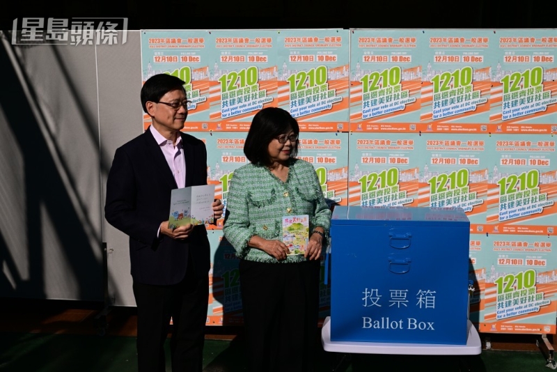 李家超及太太获票站职员送赠心意卡。 李家超及太太获票站职员送赠心意卡。