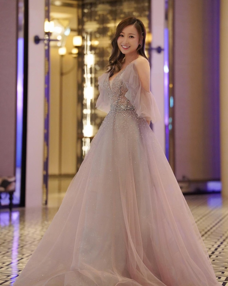 事后黄美棋于IG分享为一个活动做司仪当天所穿的靓裙。 事后黄美棋于IG分享为一个活动做司仪当天所穿的靓裙。