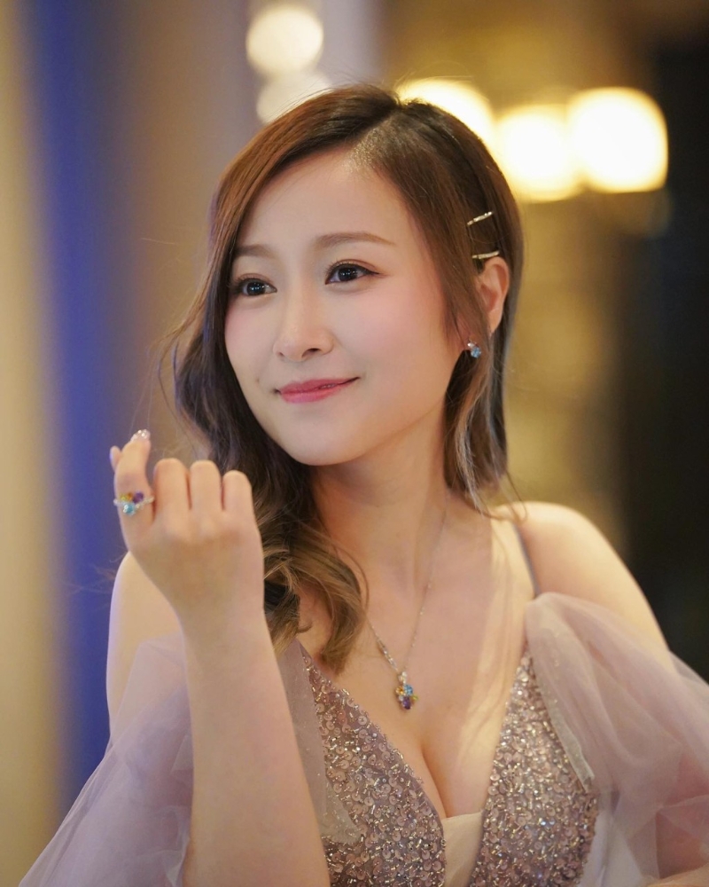 闪爆晚装露出事业线,即时狂吸Like。 闪爆晚装露出事业线,即时狂吸Like。