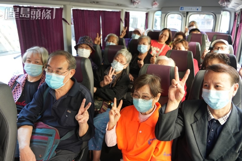 中心今早租用小巴分两批运送长者前往票站投票。 中心今早租用小巴分两批运送长者前往票站投票。