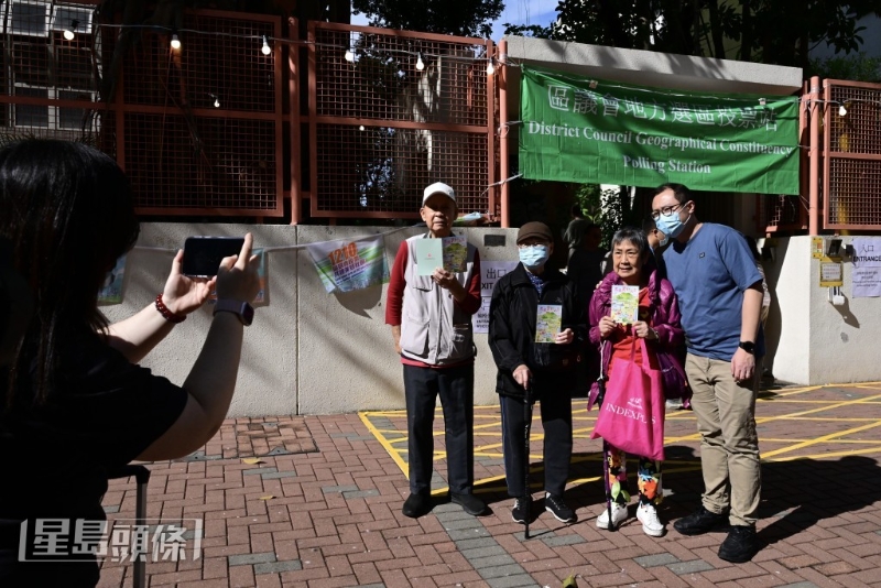 巿民投票后一起拿着心意卡拍照。