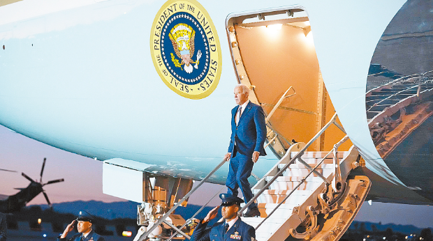 《华尔街日报》一项全国民意调查发现,特朗普的支持率暂时以微弱优势领先总统拜登。图为拜登8日晚搭机抵达洛杉矶。 《华尔街日报》一项全国民意调查发现,特朗普的支持率暂时以微弱优势领先总统拜登。图为拜登8日晚搭机抵达洛杉矶。