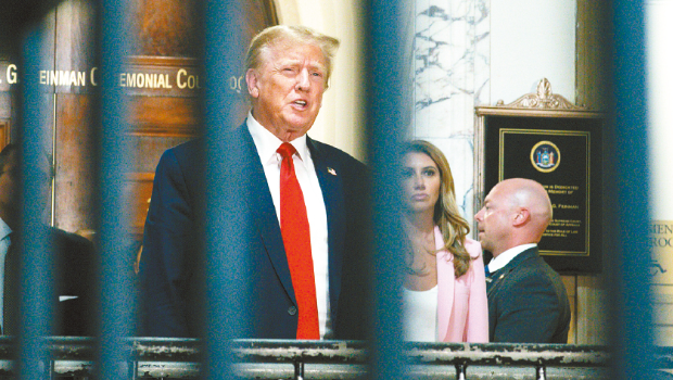 总统拜登在加州筹款时讽刺特朗普,后者曾称如果他再次当选总统,他在上任第一天就会成为独裁者。 总统拜登在加州筹款时讽刺特朗普,后者曾称如果他再次当选总统,他在上任第一天就会成为独裁者。