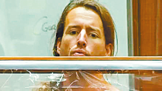 哈斯克尔在洛县法庭上赤裸上身站立