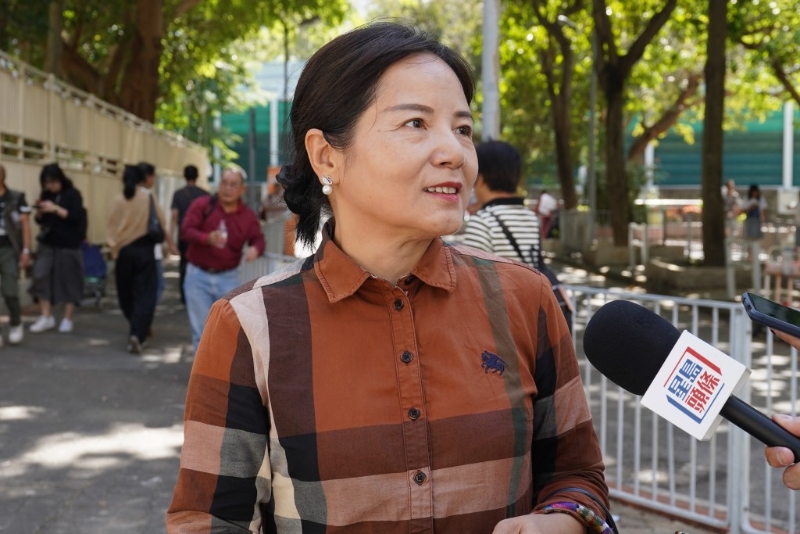 曾女士指投票过程仅约2分钟,加上票站外有免费接驳巴士,十分方便。 曾女士指投票过程仅约2分钟,加上票站外有免费接驳巴士,十分方便。