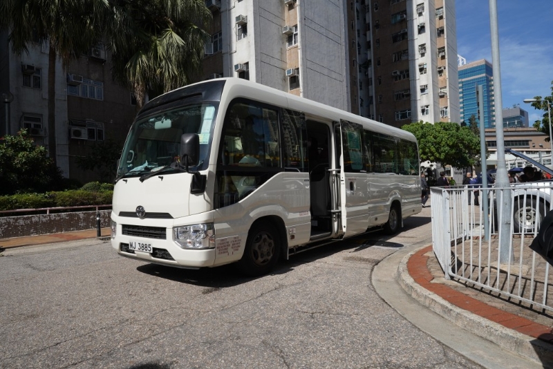 选举事务处在票站附近安排免费接驳巴士去港铁上水站。 选举事务处在票站附近安排免费接驳巴士去港铁上水站。