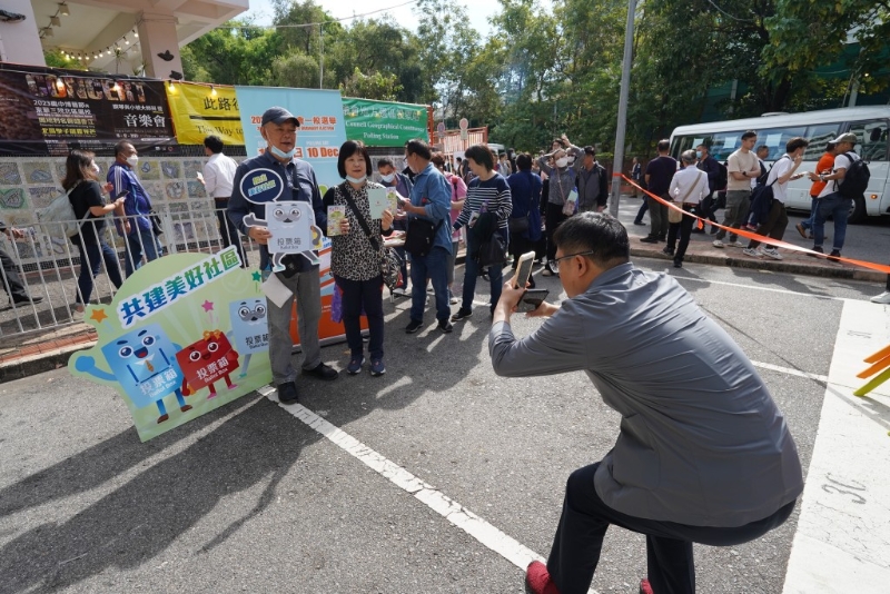 票站外也有介绍区议会选举的「打卡位」,不少已投票的市民拍照。 票站外也有介绍区议会选举的「打卡位」,不少已投票的市民拍照。
