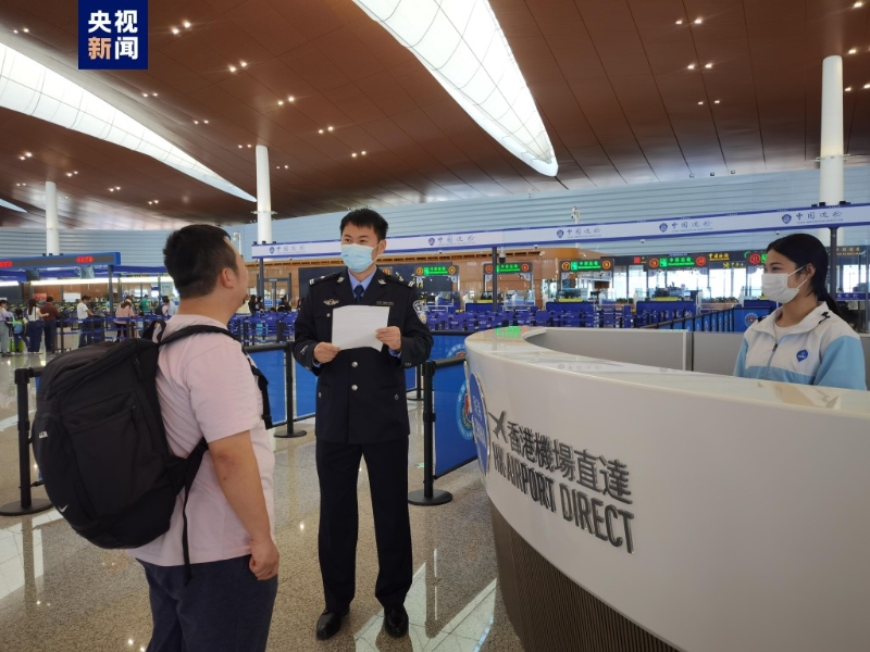 「经珠港飞」将在12日起实施，内地旅客届时可直接由珠海到香港机场。央视