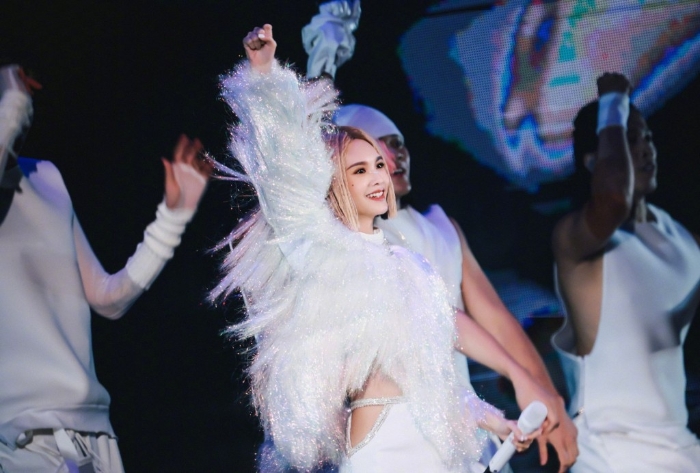 杨丞琳9日在河南郑州开演唱会,因与观众开玩笑被批,今日公开道歉 杨丞琳9日在河南郑州开演唱会,因与观众开玩笑被批,今日公开道歉