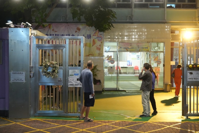 《星岛网》晚上在新蒲岗陈南昌中学票站所见，职员要求票站内的选民到室外等待。