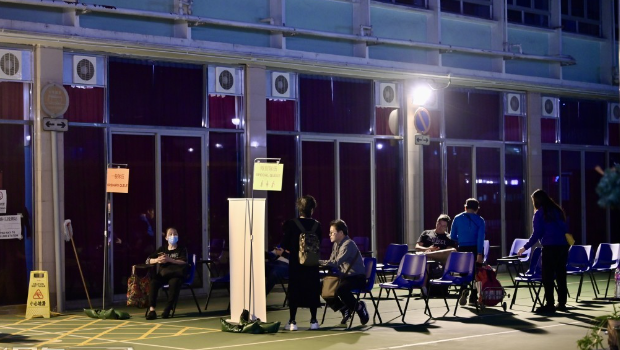 新蒲岗保良局陈南昌夫人小学投票站，因投票系统出现故障，市民需在户外排队等候票站重开。