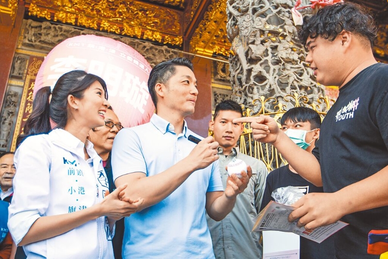 台北市长蒋万安(中)10日首度南下高雄辅选,第一站就到旗津,替好朋友、国民党“立委”参选人李明璇(左)站台,热情支持者特地拿棒球请蒋万安签名。 台北市长蒋万安(中)10日首度南下高雄辅选,第一站就到旗津,替好朋友、国民党“立委”参选人李明璇(左)站台,热情支持者特地拿棒球请蒋万安签名。