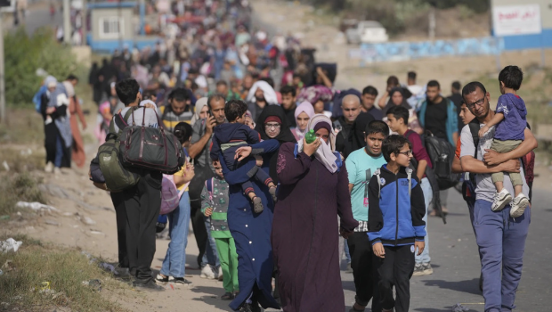 加沙社区被轰炸摧毁，难民只能逃亡。