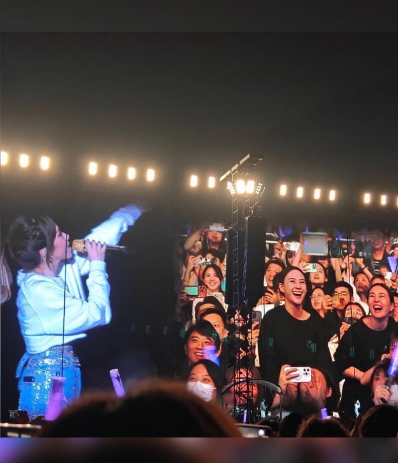 G.E.M.邓紫棋在演唱会上将镜头对准何超莲、李蕴。