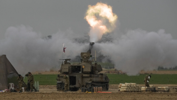 以军在加沙南部发炮。