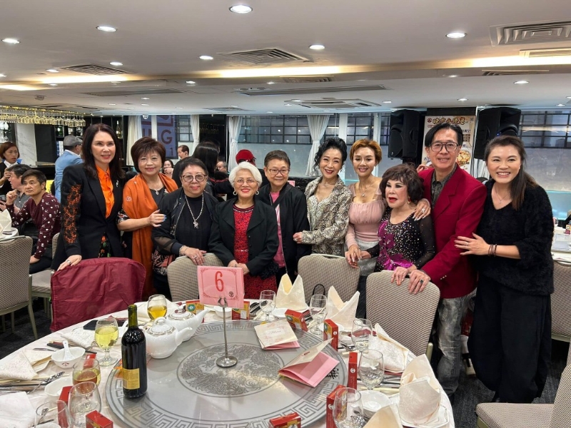 叶子楣（左四）出席魏秋桦（左五）男友Edward生日宴。