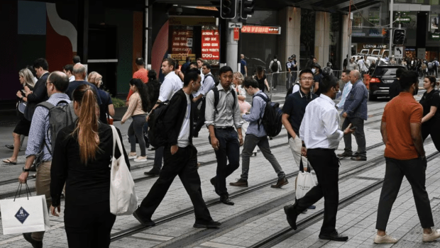 澳洲政府周一（11日）公布，将收紧对国际学生和低技术工人的签证规定，目标在未来两年内，将移民人数大削一半