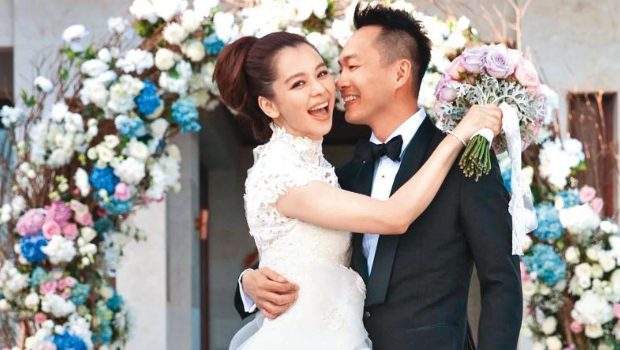 有指二人长期分隔两地，最终决定离婚。