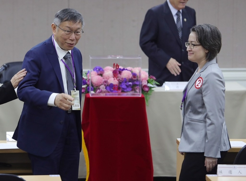 第16任领导人副领导人选举侯选人姓名号次抽签11号举行，民众党2024参选人柯文哲（左）在抽过签后与民进党副领导人参选人萧美琴（右）相互致意。