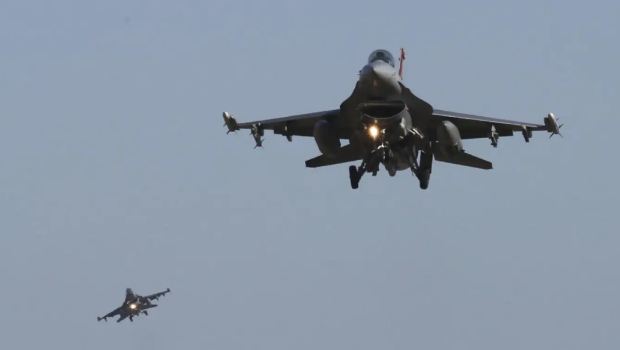 驻韩美军一架F-16战机，训练期间在黄海坠毁，飞行员弹射逃生获救。