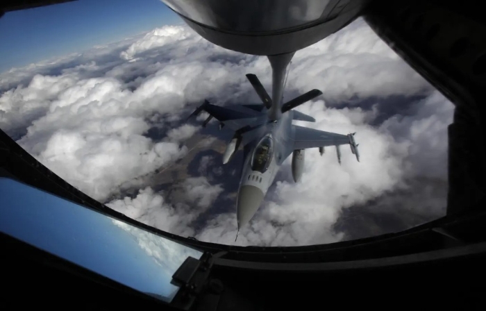 美军F-16战机接受空中加油。