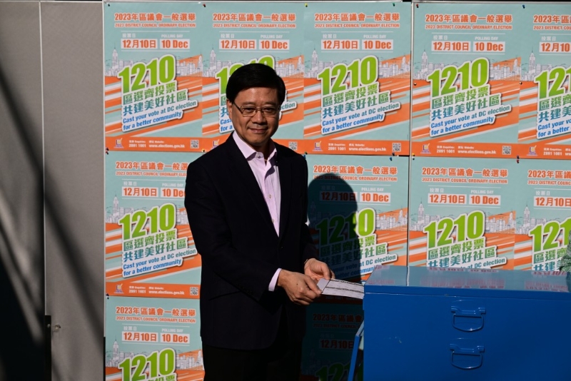 李家超祝贺当选区议员,冀能专注地区事务 李家超祝贺当选区议员,冀能专注地区事务