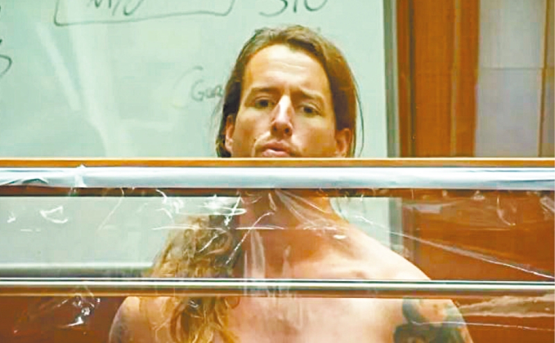 哈斯克尔在洛县法庭上赤裸上身站立。KTLA 哈斯克尔在洛县法庭上赤裸上身站立。KTLA