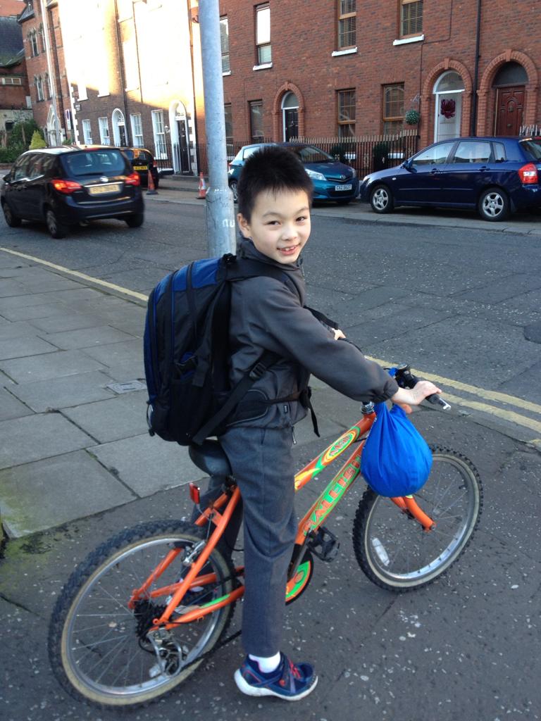 Thomas于6岁时,随家人移居英国。 Thomas于6岁时,随家人移居英国。