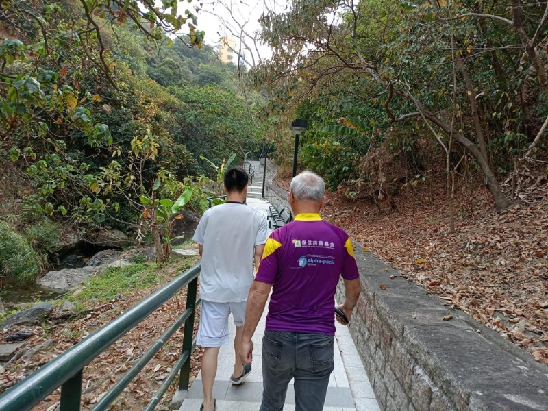 恽校长透过行山,协助Thomas走出困境。 恽校长透过行山,协助Thomas走出困境。