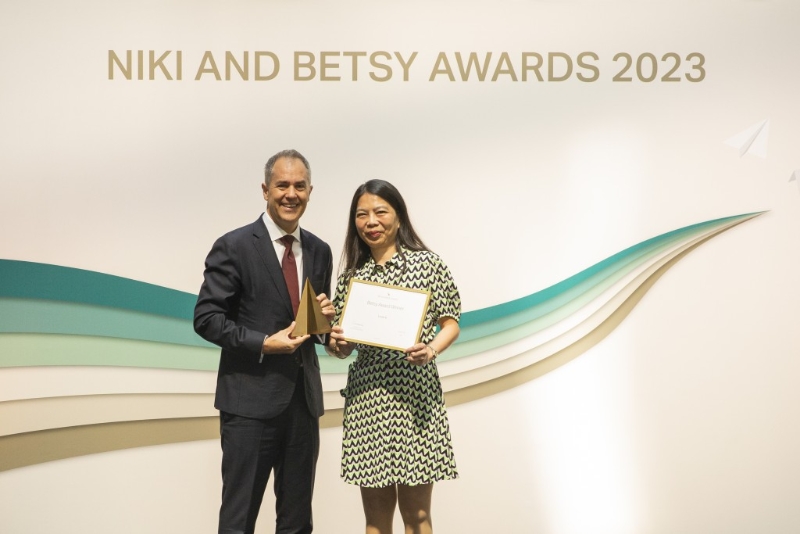 Betsy Award奖项的其中一位获奖者是来自客户服务部的高级客户服务顾问Louise Ip。