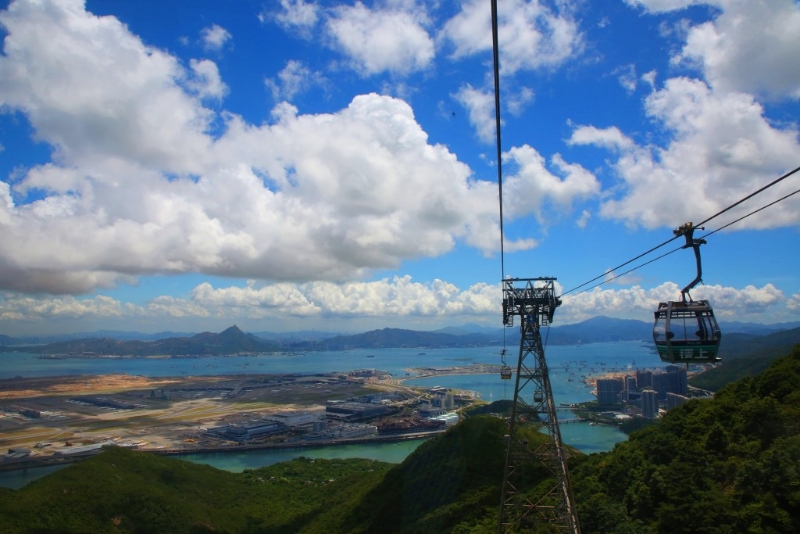 搭乘昂坪360缆车可饱览大屿山美景。