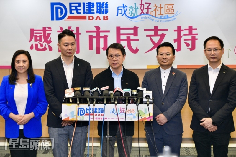 第七届区议会选举圆满结束，民建联成为“大赢家”，地区直选羸得41席，间选羸得68席，合共取得107席。卢江球摄