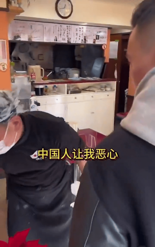 老板指中国人“恶心”。 老板指中国人“恶心”。